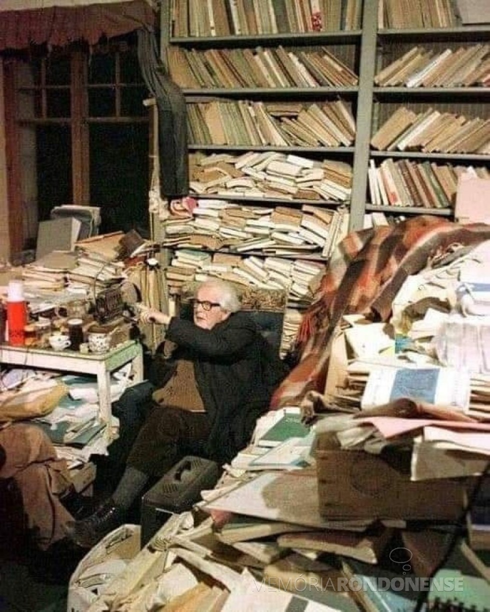 || Jean Piaget,  biólogo, psicólogo e epistemólogo  suíço,  sentado em seu escritório,  em 1979.
Imagem: Acervo Grupo A História Esquecida/Facebook - FOTO 6 -
