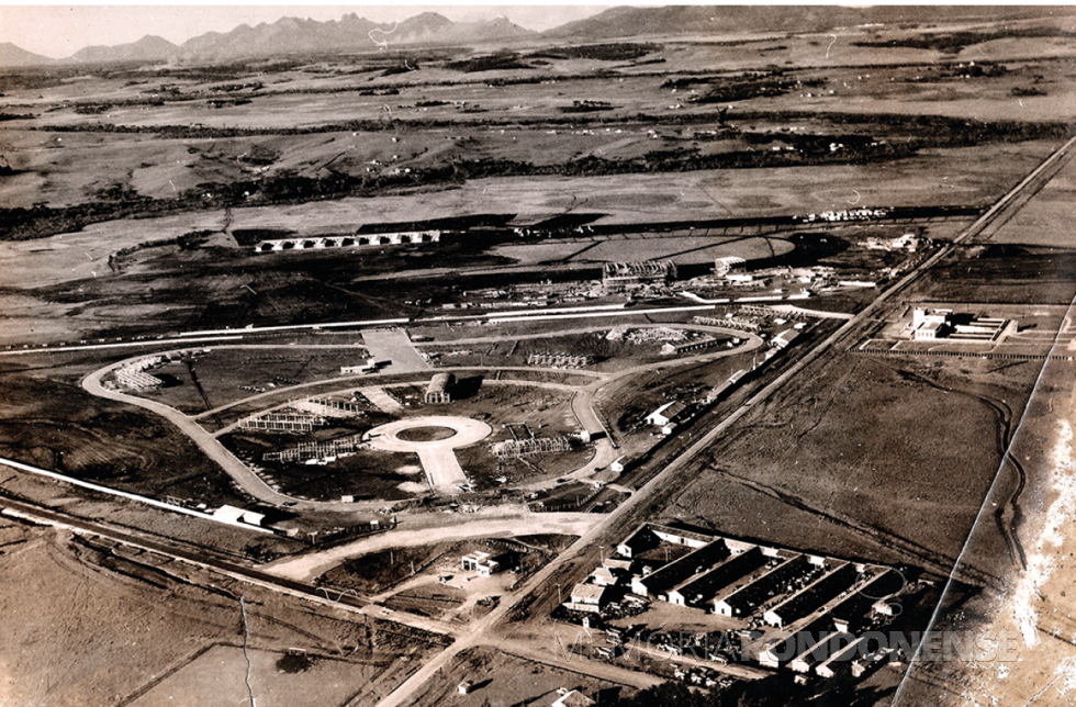 || Vista aérea do parque de pavilhões da Exposição Internacional do Café, no bairro Tarumã, Curitiba, em 1953.
Imagem: Acervo Ernai Costa Straube ( Curitiba) - FOTO 7 -