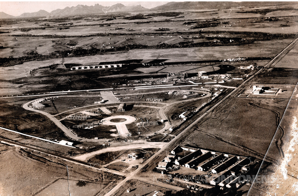 || Vista aérea do parque de pavilhões da Exposição Internacional do Café, no bairro Tarumã, Curitiba, em 1953.
Imagem: Acervo Ernai Costa Straube   ( Curitiba) - FOTO 3 -