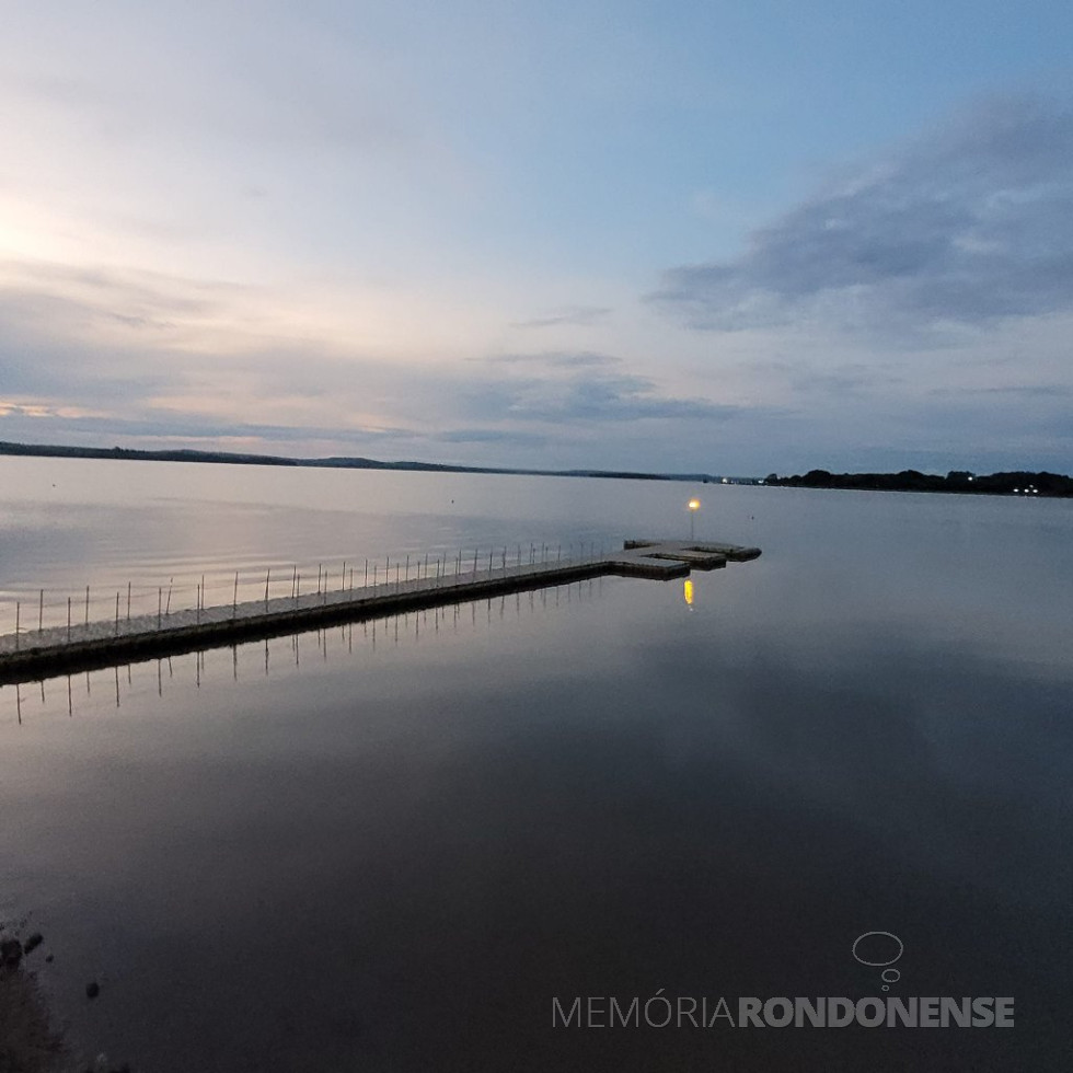 || Entardecer no interior de Marechal Cândido Rondon (PR), no distrito de Porto Mendes.
Imagem clicada desde o Clube Náutico pela pioneira rondonense Ilda Bet , em - FOTO 25 -