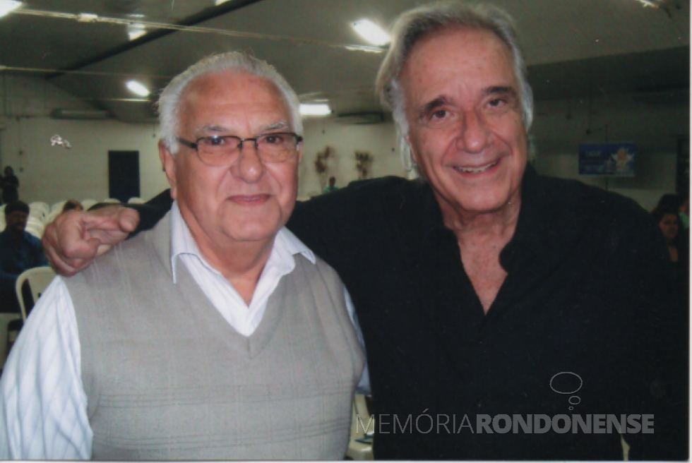 || Maestro e pianista João Carlos Martins (d) com o radialista rondonense Ronaldo Luiz Wiedmer, quando palestrou em Marechal Cândido Rondon, em março de 2010.
Imagem: Acervo rondonense Vilmar Güttges - FOTO 8 -