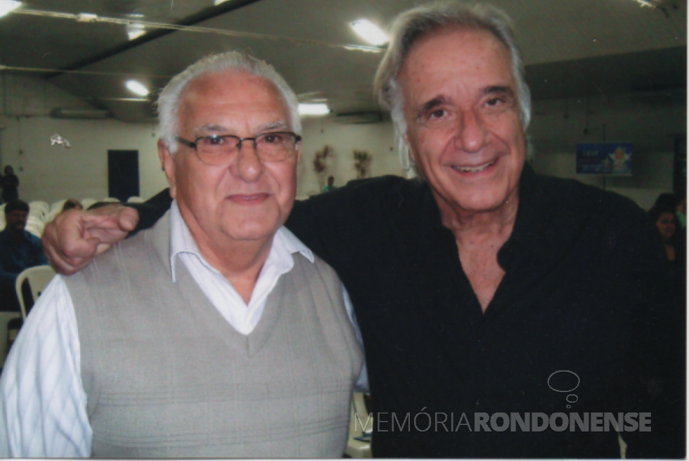 || Maestro e pianista João Carlos Martins (d) com o radialista rondonense Ronaldo Luiz Wiedmer, quando palestrou em Marechal Cândido Rondon, em março de 2010.
Imagem: Acervo rondonense Vilmar Güttges - FOTO 5 - 