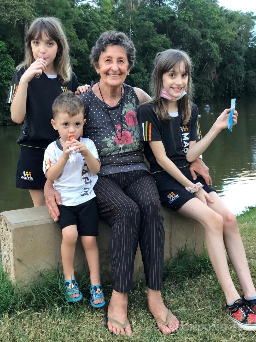 || Pioneira rondonense Sueli (nascida Nied) Scherer com as netas Sofia (e) e Letícia,  filhas do filho Gilson; e o neto Pedro, filho do filho André, em março de 2022. 
Imagem: Acervo Gilson Scherer - FOTO 15 -