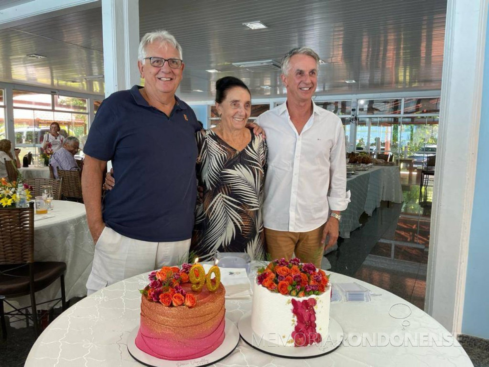 || Pioneira rondonense Irica Kaefer com filhos Renato (e) e Nuki, na comemoração de seus 90 anos. 
Imagem: Acervo Nuky Kaefer - FOTO 28 -