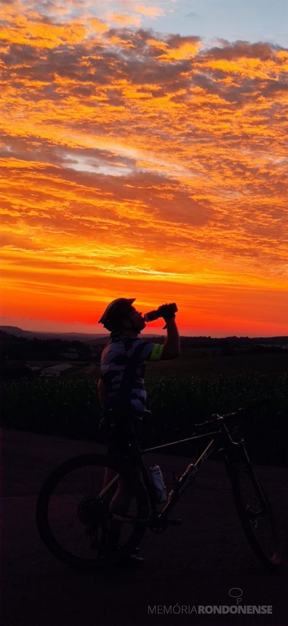 || Registro do pôr do sol em 19 de março de 2022, próximo a Vila Ipiranga, interior do município de Toledo PR). O ciclista Sergio Mokfa foi fotografado pela esposa Clarice Mokfa. O casal é rondonense (Marechal Cândido Rondon -PR).
Imagem: Acervo pessoal - FOTO 12 --