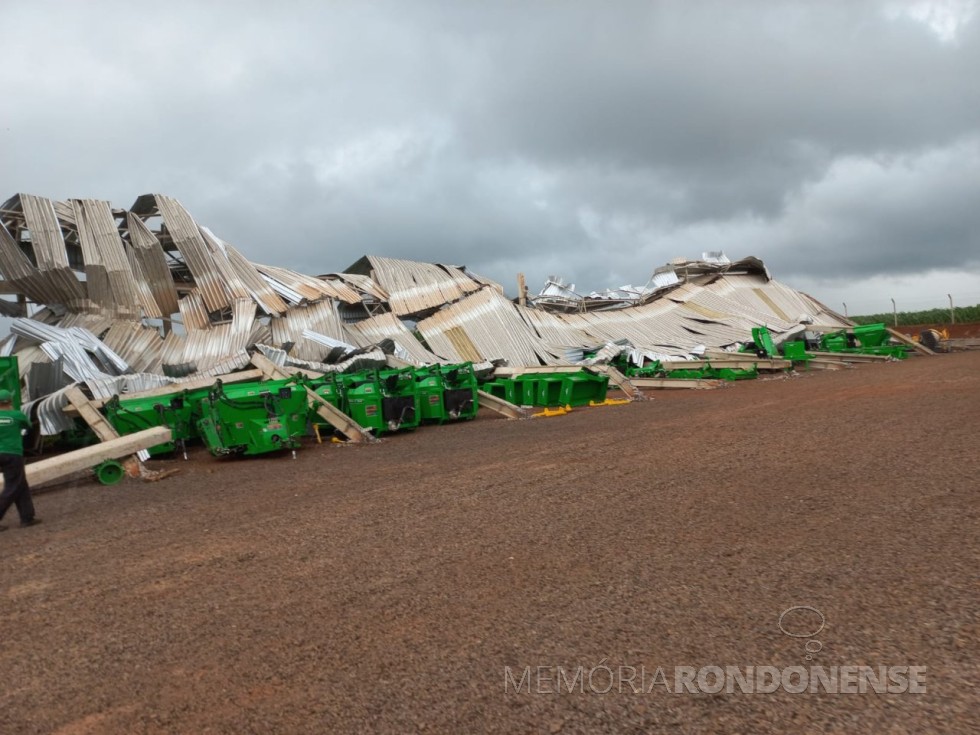 || Destruição de um dos barracões da indústria Schemaq, em Pato Bragado (PR), pelo temporal de 24 de março de 2022.
Imagem: Acervo Jornal do Oeste - FOTO 23 - 