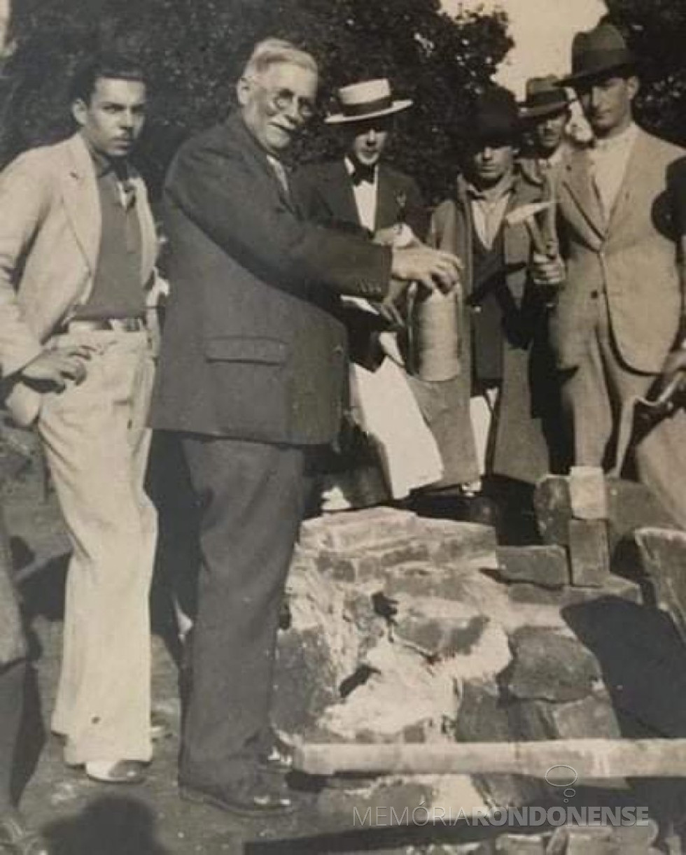 || Pioneiro de Foz do Iguaçu, Frederico Engel, segura uma cápsula do tempo na colocação da pedra fundamental da nova sede o Oeste Paraná Clube, em abril de 1934.
Imagem: Acervo pessoal de Renato Pruner (Foz do Iguaçu) - FOTO 7 -