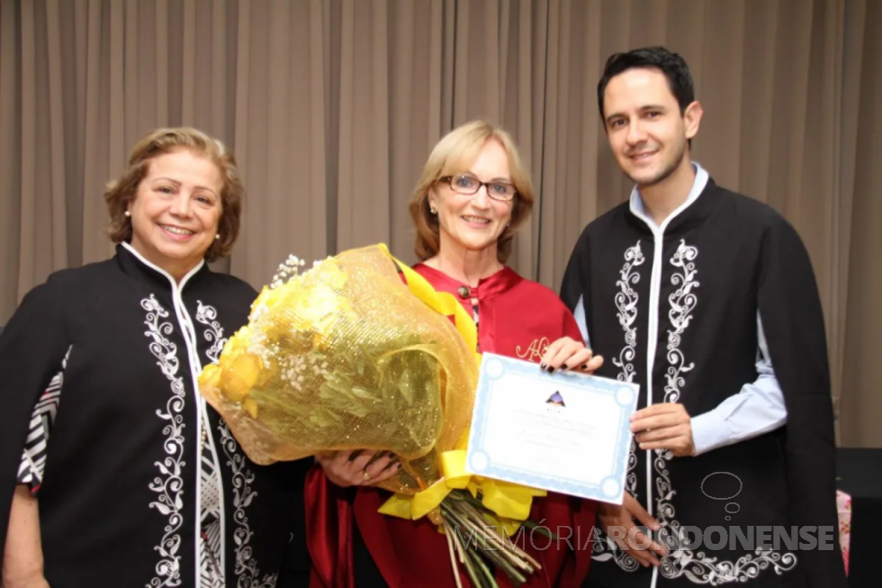 || Acadêmica Lucrecia Welter Ribeiro (c) que assumiu pela 2ª vez a presidência da Academia de Letras, Ciências e Artes do Paraná, em novembro de 2020.
Imagem: Acervo Jornal do Oeste - FOTO 20 -