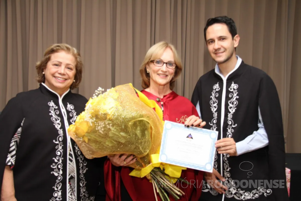 || Acadêmica Lucrecia Welter Ribeiro (c) que assumiu pela 2ª vez a presidência da Academia de Letras, Ciências e Artes do Paraná, em novembro de 2020.
Imagem: Acervo Jornal do Oeste - FOTO 18 - 