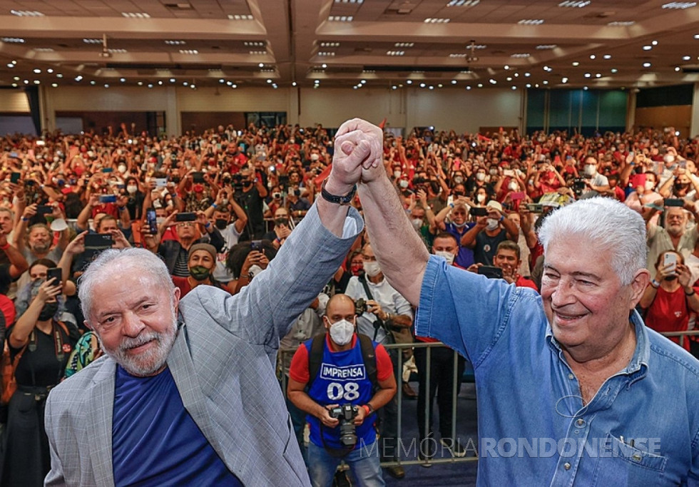 || Ex-presidente Lula comemorando a filiação do Roberto Requião ao Partido dos Trabalhadores (PT), em março de 2022.
Imagem: Acervo BrasildeFato - Crédito: Ricardo Stuckert - FOTO 24 -