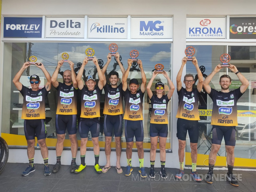 || Ciclistas rondonenses que participaram e subiram ao pódio na prova Cicles Motos Racing Extreme de Mountain Bike, da cidade de Nova Santa Rosa (PR), em março de 2022.
Da esquerda à direita: André Freitag, Jefferson Smaniotto, Douglas Thomas, Jean Michel, Marcelo Konzen, Rosângela Schmidt, Marco Stenzel e Andrei Kuntz.
Imagem: Acervo Associação Rondonense de Ciclismo (ARC) - FOTO 10 -