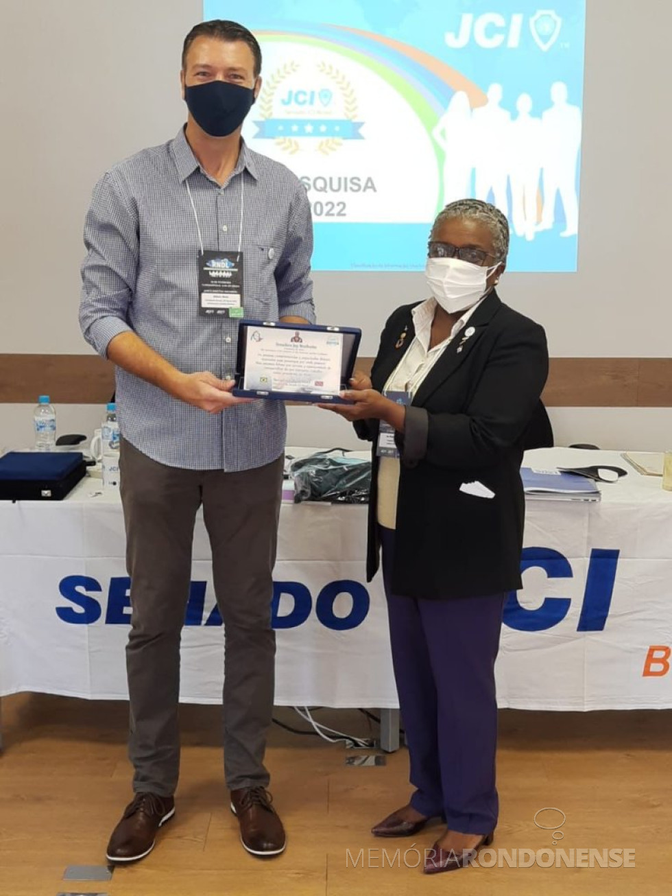 || Entrega de placa para Joy Brathwite, de Trinidad y Tobago, presidente da associação dos Senadores JCI das Américas, na abertura da RNDL, na capital catarinense.
Imagem: Acervo pessoal - FOTO 10 -