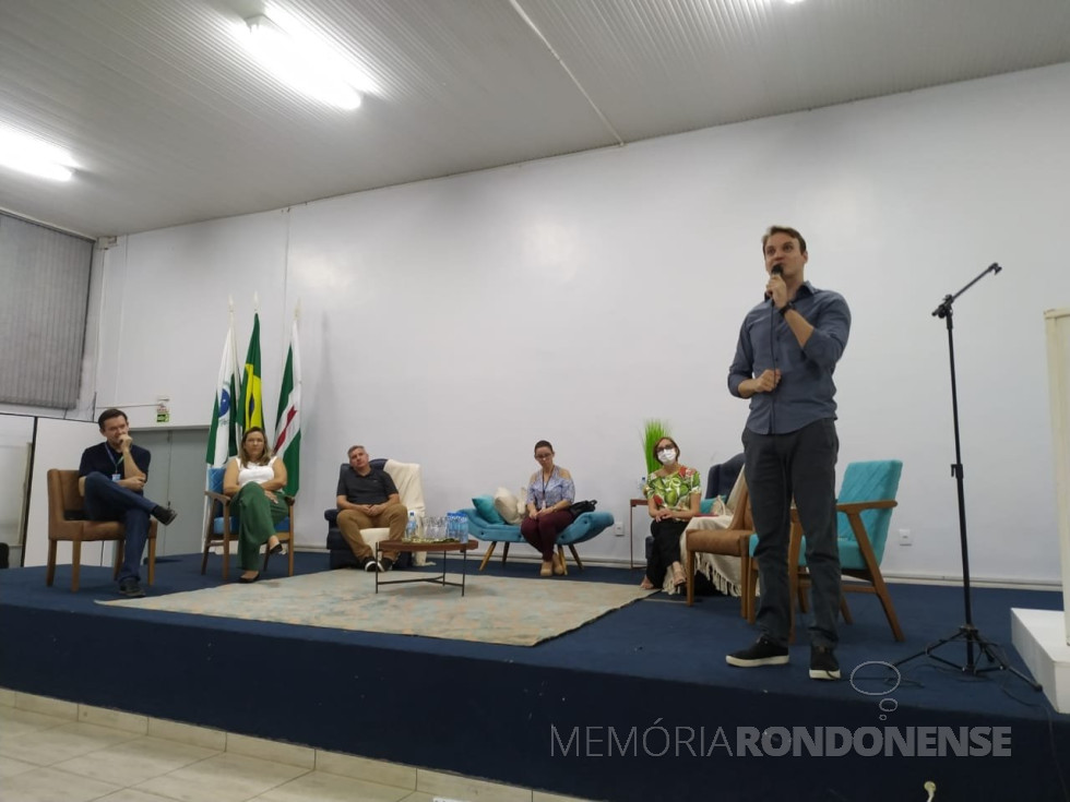 || Luciano Lizzoni, mestre em Desenvolvimento de Software, proferindo a aula magna de abertura do Curso de Desenvolvimento de Sistemas do Colégio Estadual Eron Domingues, em abril de 2022.
Imagem: Acervo Dorotea Krummenauer - FOTO 26 -