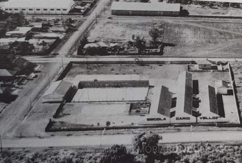 || Colégio Estadual Dario Velozzo, na cidade de Toledo (PR), antes Grupo Escolar Estadual de Toledo, provavelmente em foto da década de 1970.
Imagem: Acervo Victor Edy Lorenz/ Toledo - Memória e Fotos Atuais/Facebook - FOTO 5 -