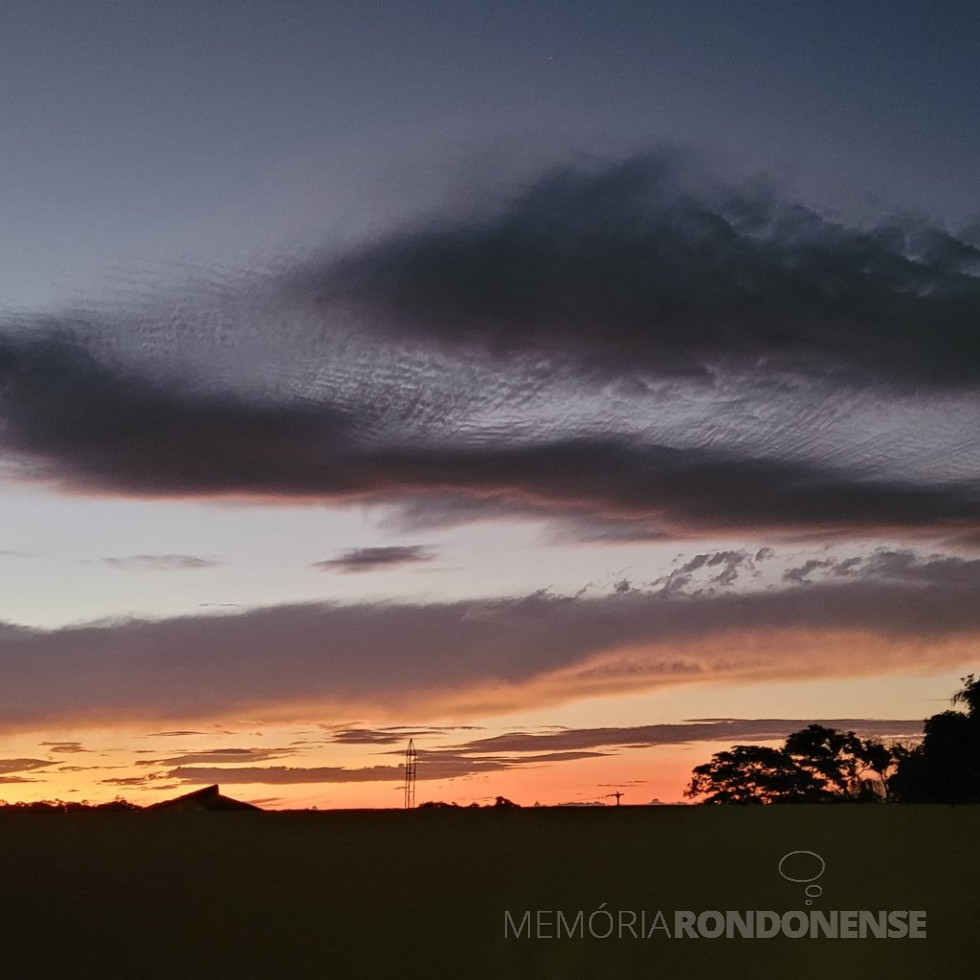 || Anoitecer  em Marechal Cândido Rondon, em 10 de abril de 2022.
Imagem: Acervo e crédito da pioneira rondonense Ilda Bet - FOTO 18 -