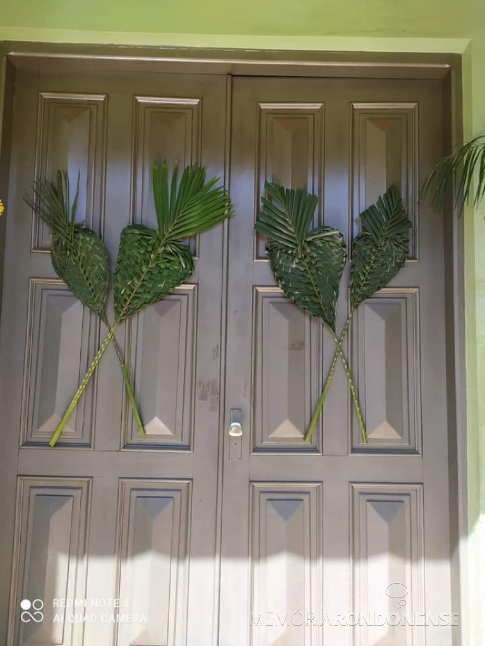 || Ornamentação da porta principal da Igreja da Congregação Cristo (IELB), de Marechal Cândido Rondon (PR) para a celebração do Domingo de Ramos 2022.
Imagem: Acervo e crédito da rondonense pioneira Liane Beatriz Graff - FOTO 16 - 