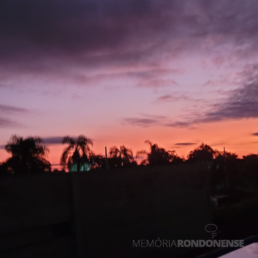 || Anoitecer no município de Marechal Cândido Rondon, em 23 de abril de 2022.
Fotografia clicada pela pioneira rondonense Ilda Bet, desde o Clube Náutico de Toledo, no distrito rondonense de Porto Mendes.
Imagem: Acervo pessoal - FOTO 18 -