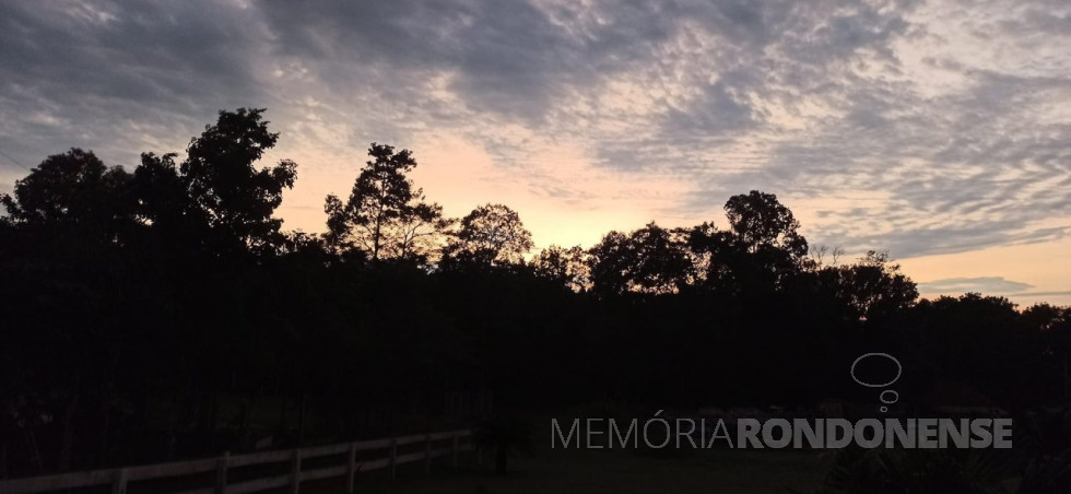 || Amanhecer no município de Marechal Cândido Rondon, em imagem feita desde a Linha Concórdia, em 10 de abril de 2022.
Imagem: Acervo e crédito de Cláudia Bock - FOTO 20 -