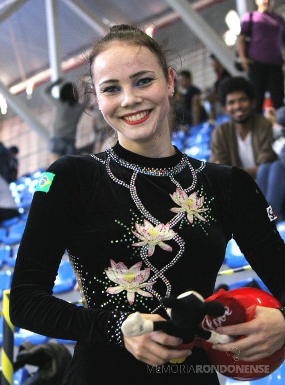 || Ginasta Angélica Kvieczynski, da cidade de Toledo (PR), entre as 20 melhores do mundo na ginástica rítmica, em abril de 2008.
Imagem: Acervo Wikipedia - FOTO 5 - 