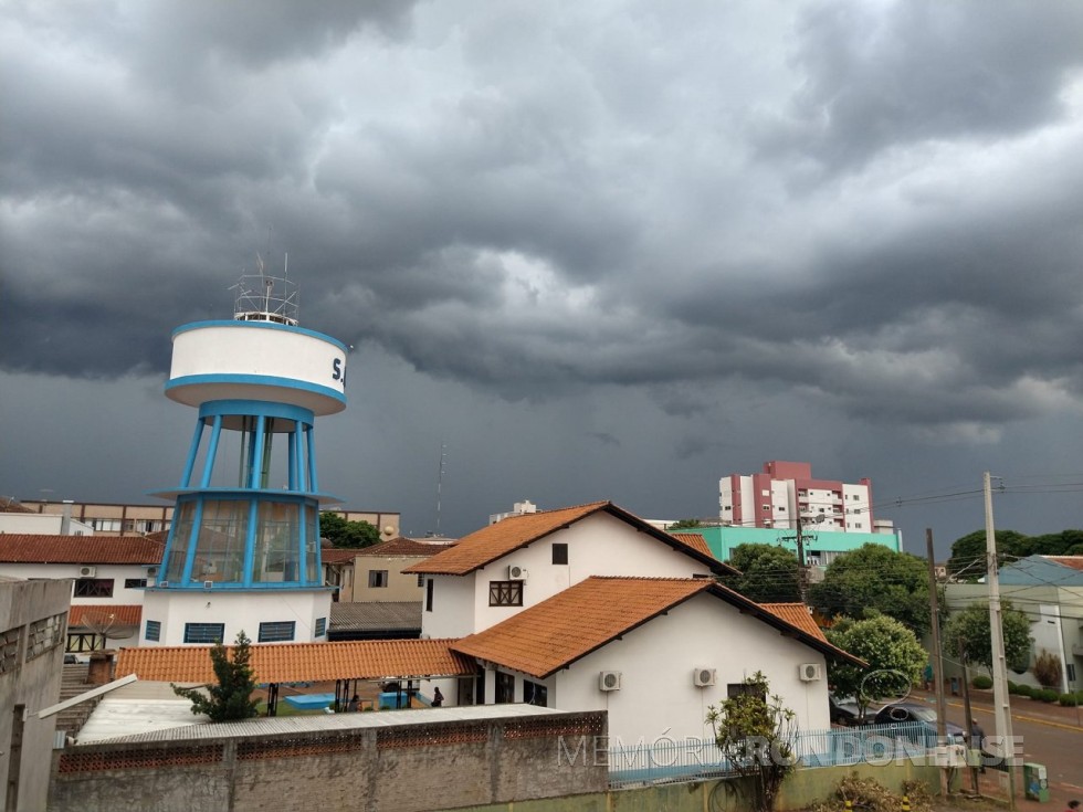 || Chuva se aproximando da cidade de Marechal Cândido Rondon, em 30 de março de 2022, logo após o meio-dia.
Imagem: Acervo  e crédito do rondonense Rafael Sturm - FOTO 25 -