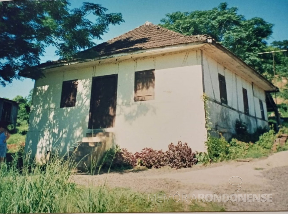|| Residência da família Henz na localidade de Bom Princípio (RS) antes de se mudar para Quatro Pontes.
Imagem: Acervo Geni Maria Henz - FOTO 12 -