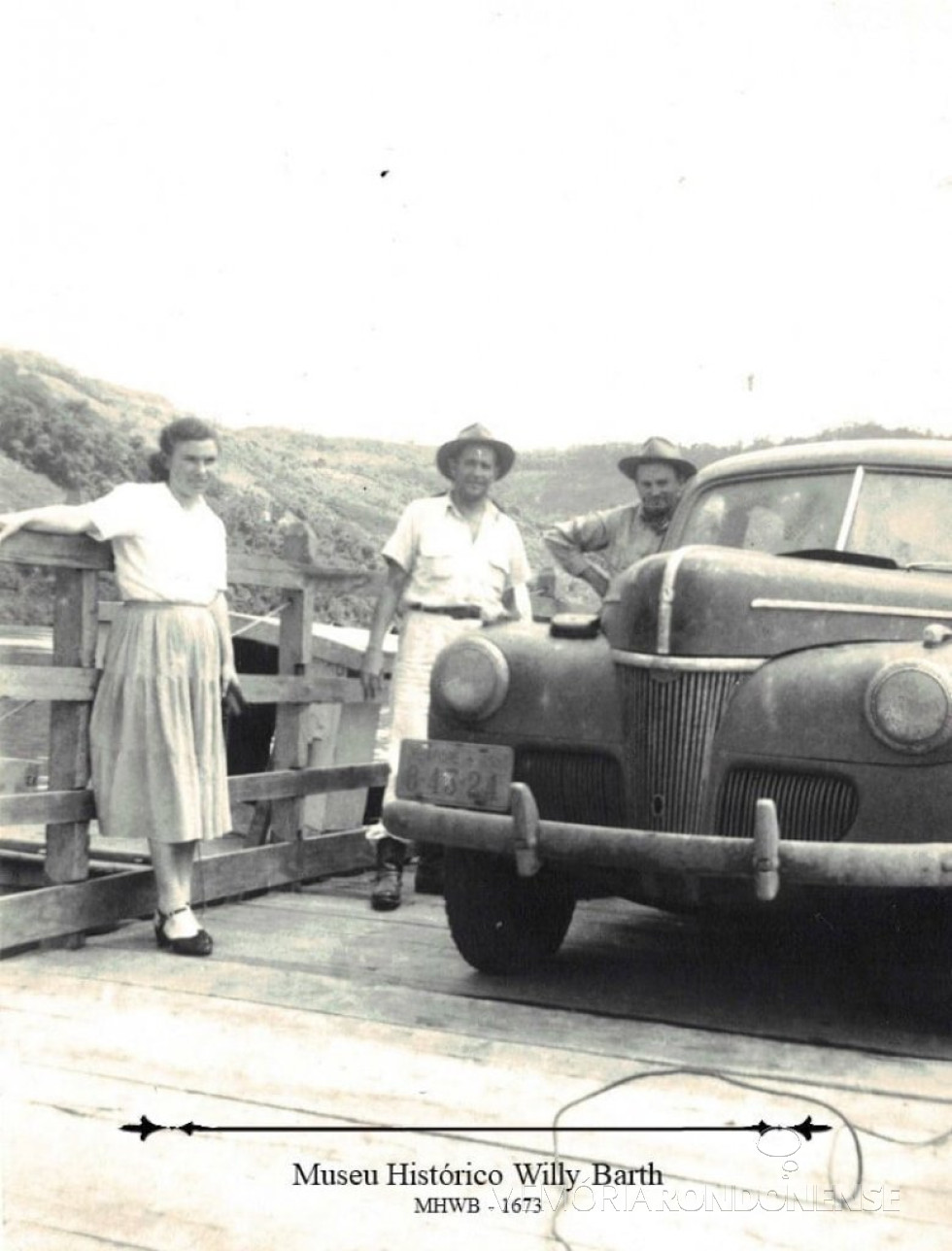 || Primeira viagem de Willy Barth à Toledo, em 1948. Travessia de balsa (não dá para saber se é no Rio Uruguai ou no Rio Iguaçu).
Da esquerda para direita: Inês Zaniol Ruaro, Willy Barth e não identificado.
Doador: Inês Zaniol Ruaro - 02.8.1984 .
Imagem: Acervo Museu Willy Barth (Toledo - PR) - FOTO 4 -