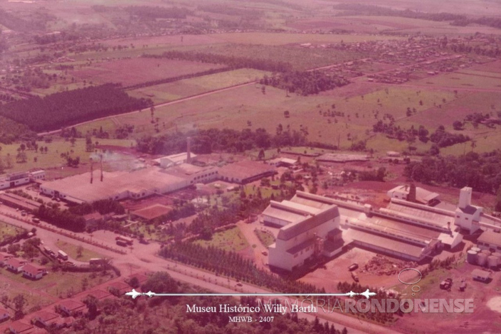 || Vista aérea do complexo Sadia, em Toledo. OBS: Sem data aproximada.
Doador: Assessoria de Comunicação da Prefeitura Municipal de Toledo, em 2002. Acervo Museu Histórico Willy Barth (Toledo - PR) - FOTO 7 -