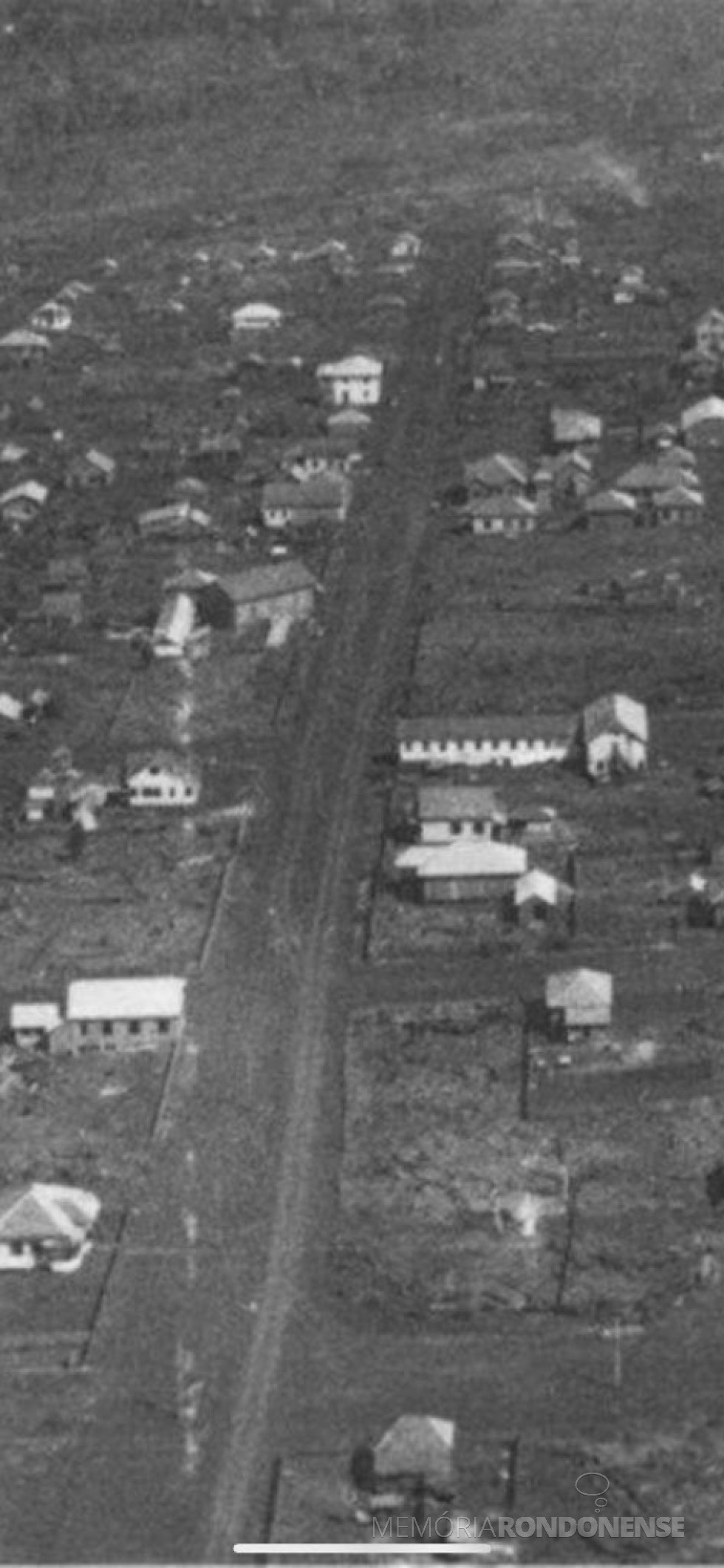 || Av. Barão do Rio Branco, na cidade de Toledo, em1956, sentido Vila Industrial para o Centro.
Imagem: Acervo Omero Renato Bordin/Toledo - Memória e Fotos Atuais/Facebook.
Glacir Antonio Rossoni, morador em Toledo em 2022 acrescenta:
Esta primeira construção comprida foi hotel Pratense, que meu avô comprou ao chegar em Toledo, aí lado mecânica Belenzier.