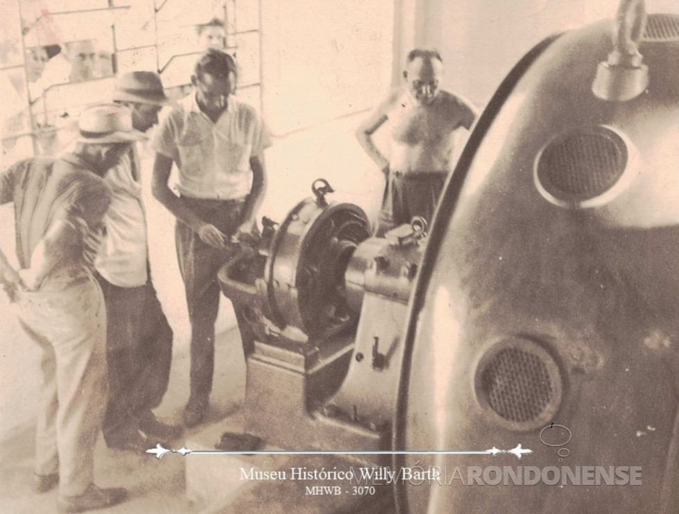 || Ernesto Dall'Oglio, Prefeito de Toledo, testando as turbinas da Usina Carlos M. A. Becker, em 1956.
Doador da foto: Ernesto Dall'Oglio, em 12/03/2003.
Imagem: Acervo e legenda Museu Histórico Willy Barth (Toledo - PR). - FOTO 6 -