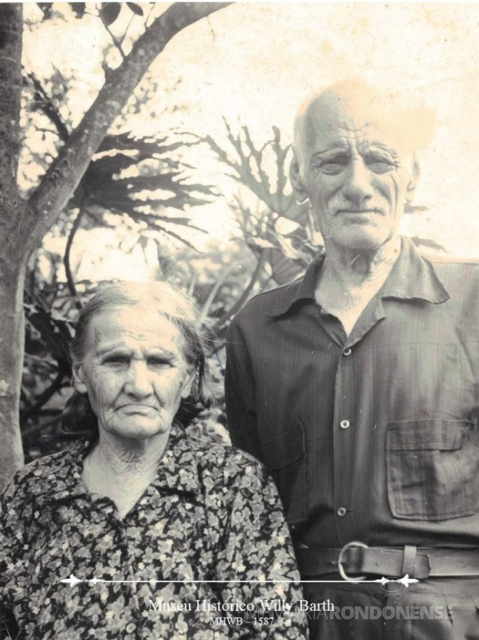 || Paulina e Antônio Scain, ele presente na primeira caravana de desbravadores de Toledo, em março de 1946.
Foto tirada mais ou menos em 1980 em sua residência próximo ao Yara Country Club. 
Imagem: Acervo do Museu Histórico Willy Barth (Toledo - PR). Doador: Vergílo Scain, em 19.07.1991 - FOTO 6 -