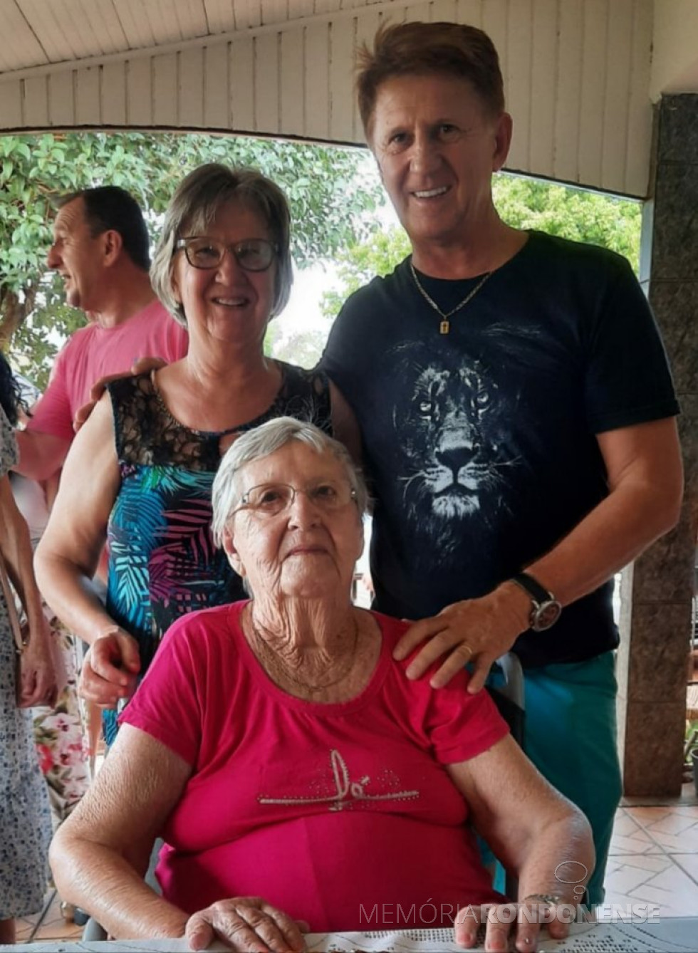 | Pioneira rondonense Erna (nascida Koehler) Hachmann  falecida em abril de 2022. Na foto com a filha Wally e filho NIlson.
Imagem: Acervo pessoal - FOTO 17 - 