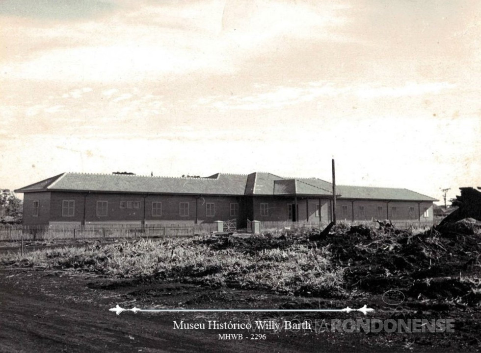 || Antigo Hotel Nardi que abrigou o 1º hospital de Toledo, a partir de 1951, depois que este foi transferido da sede administrativa da colonizadora Maripá, onde funcionava em quatro peças.
Doador: Ondy Helio Niederauer, 1990.
Imagem: Acervo Museu Histórico Willy Barth (Toledo - PR) - FOTO 1 -