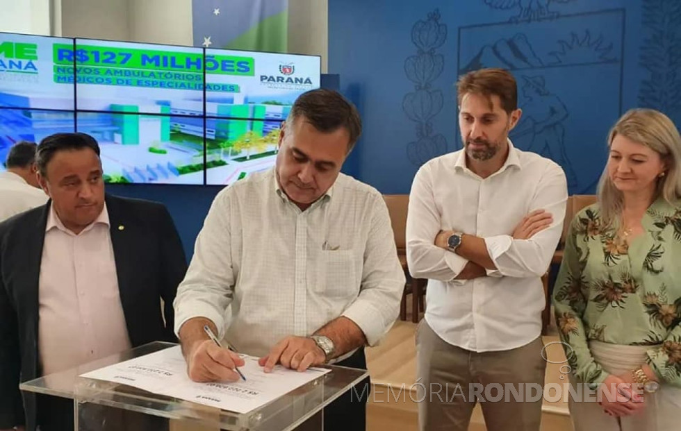 || Secretário de Estado Beto Preto assinando o terno de liberação de 2,2 milhões de reais para reforma e ampliação do Hospital Municipal Dr. Cruzatti, em final de março de 2022.
Da esquerda à direita: deputado estadual Hussein Bakri, secretário, prefeito municipal Marcio Andrei Rauber e secretário municipal de Saúde de Marechal Cândido Rondon, Marciane Specht.
Imagem: Imprensa PM-MCR - FOTO 16 -