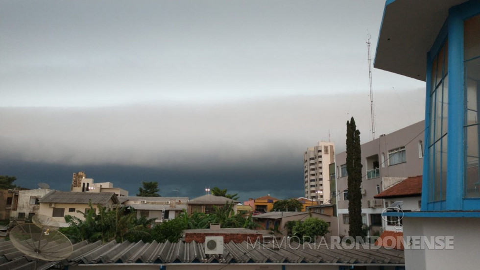 || Nebulosidade de chuva se aproximando da cidade de Marechal Cândido Rondon, na manhã de 11 de abril de 2022.
Fotografia tirada pelo rondonense Gilson Scherer, a partir da janela de sua sala de trabalho na sede administrativa do Serviço Autônomo de Água e Esgoto (SAAE). - FOTO 14 -