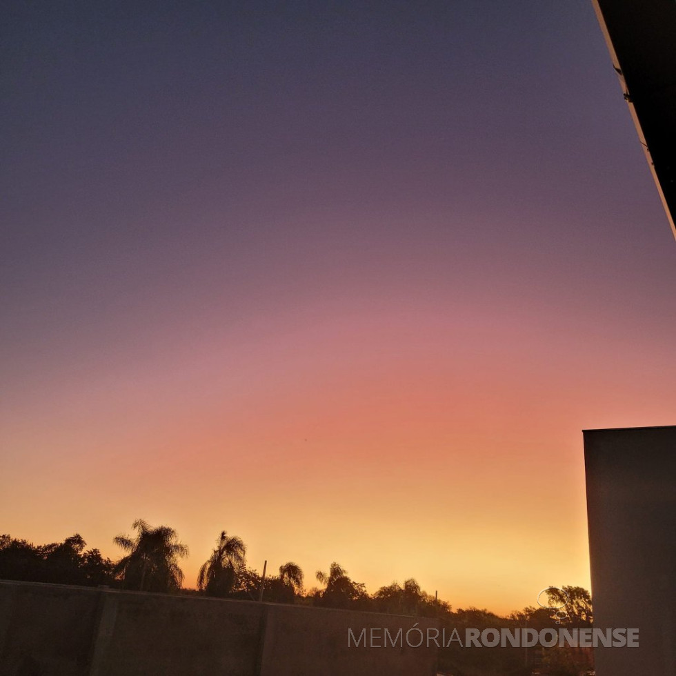 || Entardecer no município de Marechal Cândido Rondon PR), em 14 de abril de 2022.
Fotografia tirada desde o Clube Náutico de Toledo, em Porto Mendes, pela rondonense pioneira Ilda Bet. - FOTO 17-