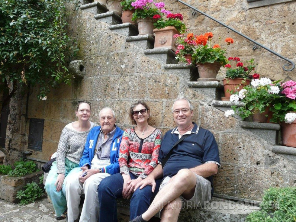 || Giuseppe Macchioni em sua última visita à Italia, na companhia da filhas Antonita e Maria Romana e o esposo dela, Fernando Dias Pereira.
O ex-rondonense faleceu em abril de 2022.
Imagem: Acervo pessoal/Facebook - FOTO 14 -