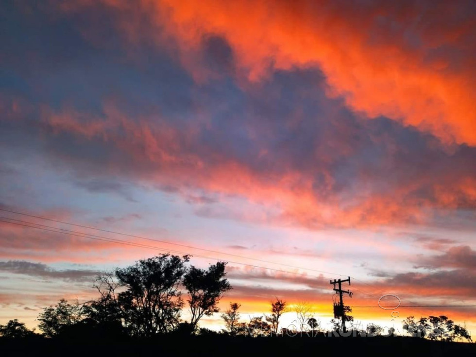 || Alvorecer na cidade de Quatro Pontes (PR), próximo a Marechal Cândido Rondon, em 03 de abril de 2022.
Imagem: Acervo e crédito de Afonso Francener (Quatro Pontes) - FOTO 18 -