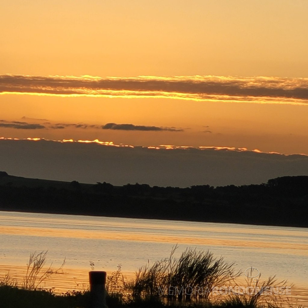 || Entardecer no município de Marechal Cândido Rondon em 16 de abril de 2022 (sábado de Aleluia), em foto tirada desde o Clube Náutico de Toledo (no distrito rondonense de Porto Mendes).
Imagem: Acervo e  crédito da pioneira rondonense Ilda Bet - FOTO 14 -