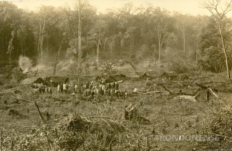 || Clareira aberta na mata para a formação do núcleo urbano de Mondaí (SC).
Imagem: Acervo de Felipe Kuhn Braun (Novo Hamburgo - RS) - FOTO 4 - 