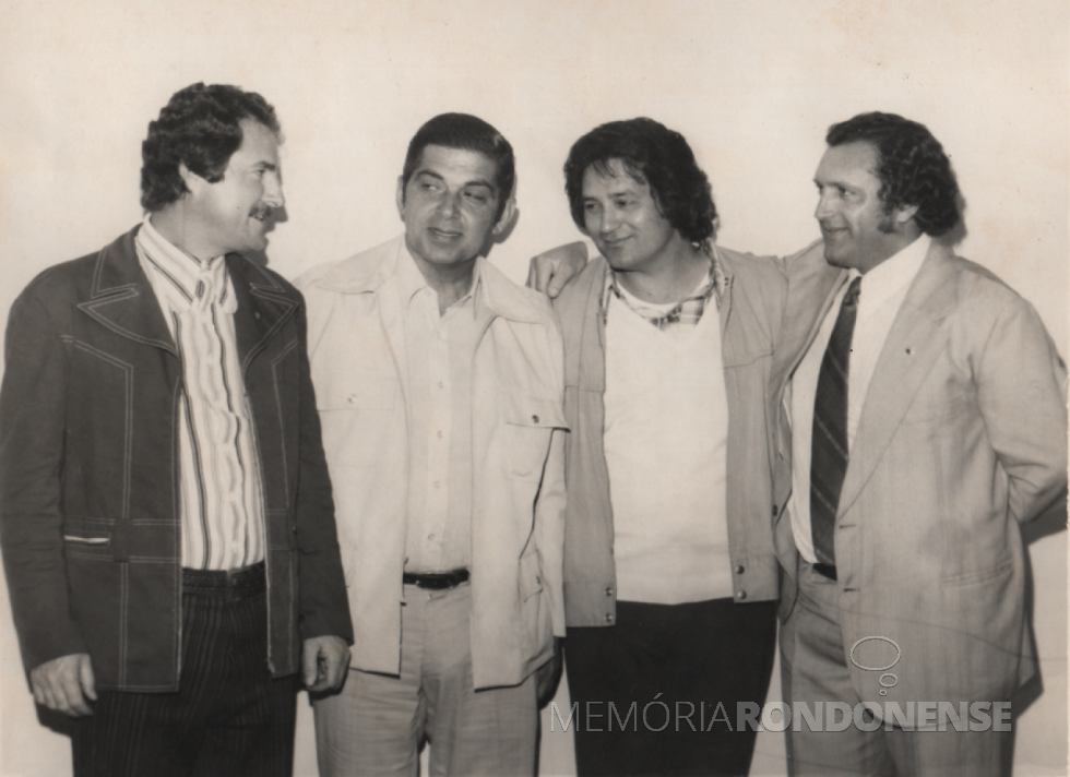 || Governador Jayme Canet Junior ( 2º da esquerda à diretoria) que esteve em Marechal Cândido Rondon, em abril de 1975.
Da esq. à dir.: Professor Ilmar Priesnitz, secretário municipal de Educação; governador, deputado estadual Werner Wanderer e vereador Ariovaldo Luiz Bier.
Imagem: Acervo Edite Feiden - FOTO 10 -
