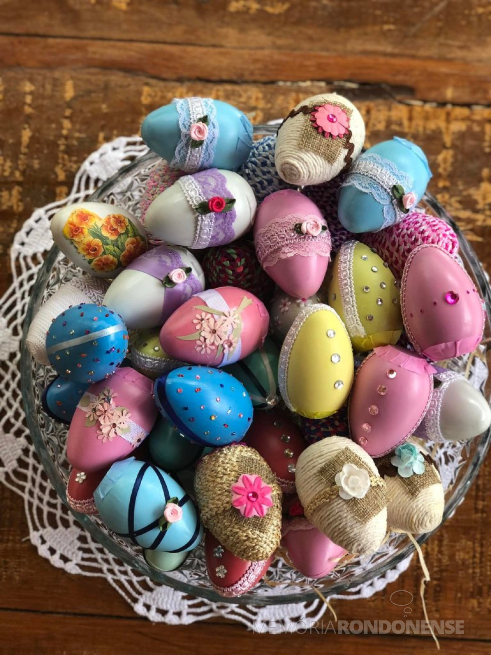 || Ovos de Páscoa artisticamente produzidos pela rondonense Darcila Haubert, moradora em Brasília, em abril de 2022.
Imagem: Acervo e crédito pessoal - FOTO 21 -