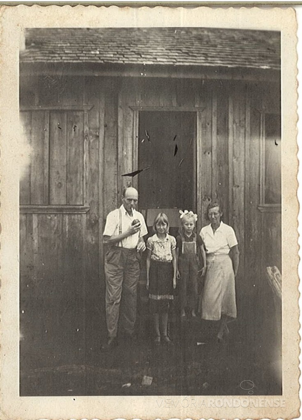|| Casal pioneiro Johann Paul  e Erica Poniewass com as filhas Ingrid e Gisela, logo após inauguração de sua casa na cidade de Toledo (PR), em 1953.
Imagem: Acervo Edith Inge Poiniewass (Curitiba) - FOTO  10 - 