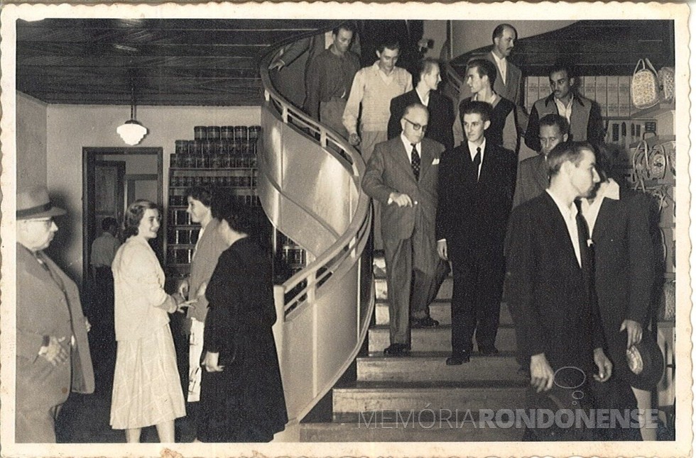 || Egon Pudell (terno escuro),  gerente  do Empório Toledo, descendo a escadaria  com seus convidados todos ligados à colonizadora Maripá, proprietária do empório. À esquerda dele, o diretor-geral da Maripá, Willy Barth.
A nova loja  foi inaugurada em junho de 1955.
Imagem: Acervo Edith Inge Poniewass (Curitiba) - FOTO 8 - 
