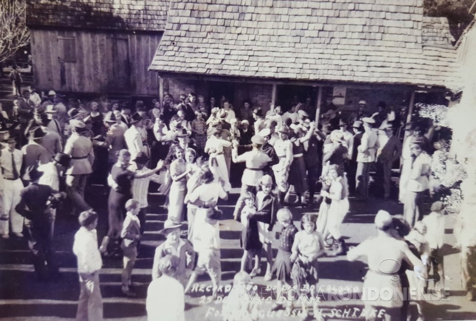 || Baile comemorativo ao Dia do Colono na cidade de Foz do Iguaçu, na chácara de Carlos Welter, em julho de 1937.
Imagem: Acervo |Marcos Kidricki Iwamoto - FOTO 3 - 