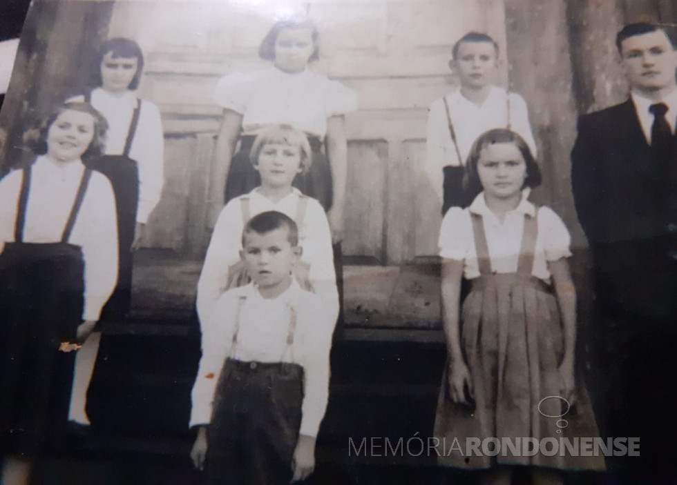 || Romeu Sauer como professor da 1ª escola da Linha São Cristóvão, em Marechal Cândido Rondon (PR), em 1959. Marlene Witeck, Romilda Zummach, e Lauro Gorgen. Fila da frente: Sirlei Maria Witeck, Miloca  Görgen e Izoldi Witeck. E mais Laudi José  Witeck, de apenas 5 anos.
Imagem: Acervo Izoldi Witeck Adams -- FOTO 7 -