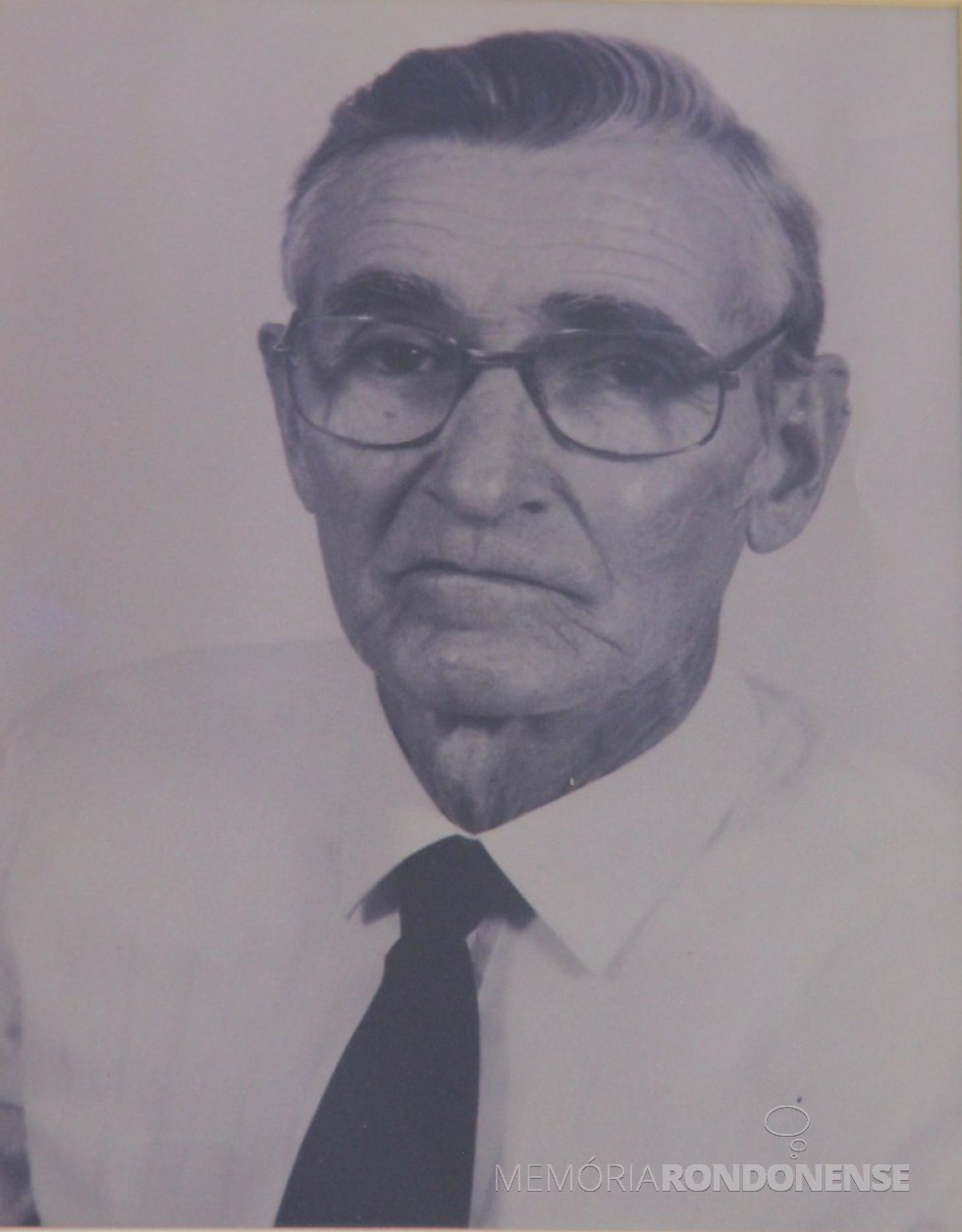 || Pioneiro José Hermeto Kuhn, fundador da vila e depois distrito de São Miguel, Toledo, em maio de 1957.
Imagem: Acervo Município de Toledo - FOTO 2 -