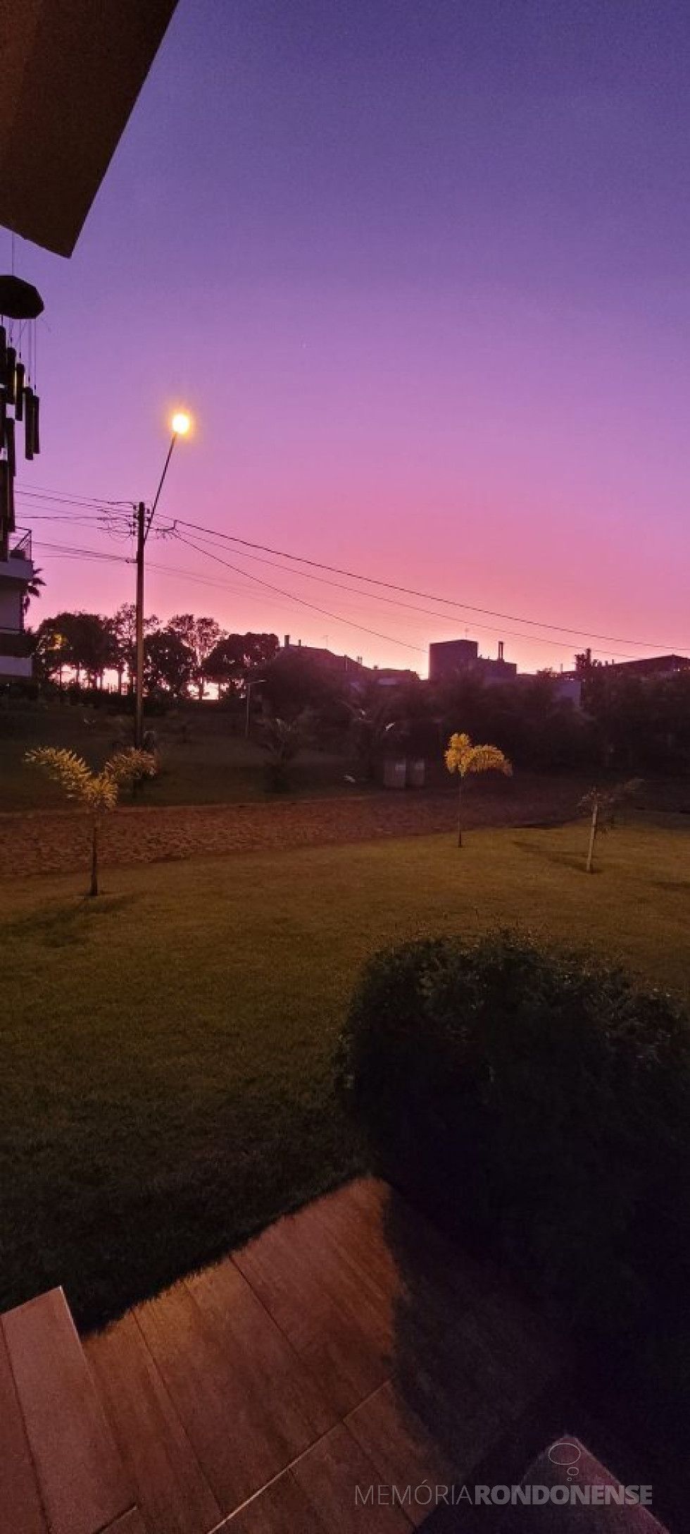 || Entardecer no interior do município de Marechal Cândido Rondon, fotografado desde o Clube Náutico, no distrito rondonense de Porto Mendes.
Imagem: Acervo e crédito da pioneira rondonense Ilda Bet - FOTO 22 -