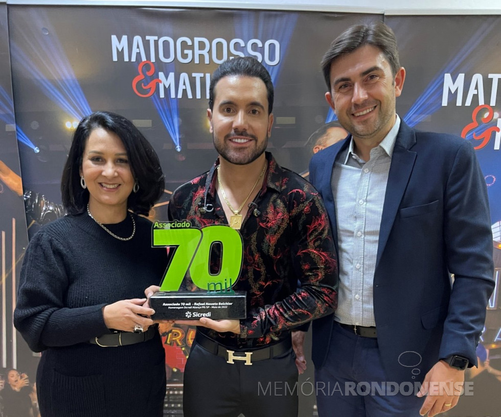 || Instantâneo de entrega do laurel de associado 70 mil da Secredi PR/SP ao cantor Mathias, na cidade de Sertãozinho, em maio de 2022. Da esquerda à direita: Elismar Primo Gerente do Sicredi em Olímpia; Rafael Novato Belchior e o Diretor Executivo, da Sicredi Aliança PR/SP, Fernando Fenner.
Imagem: Acervo da Coordenadoria de Comunicção e Marketing da Cooperativa - FOTO 10 -