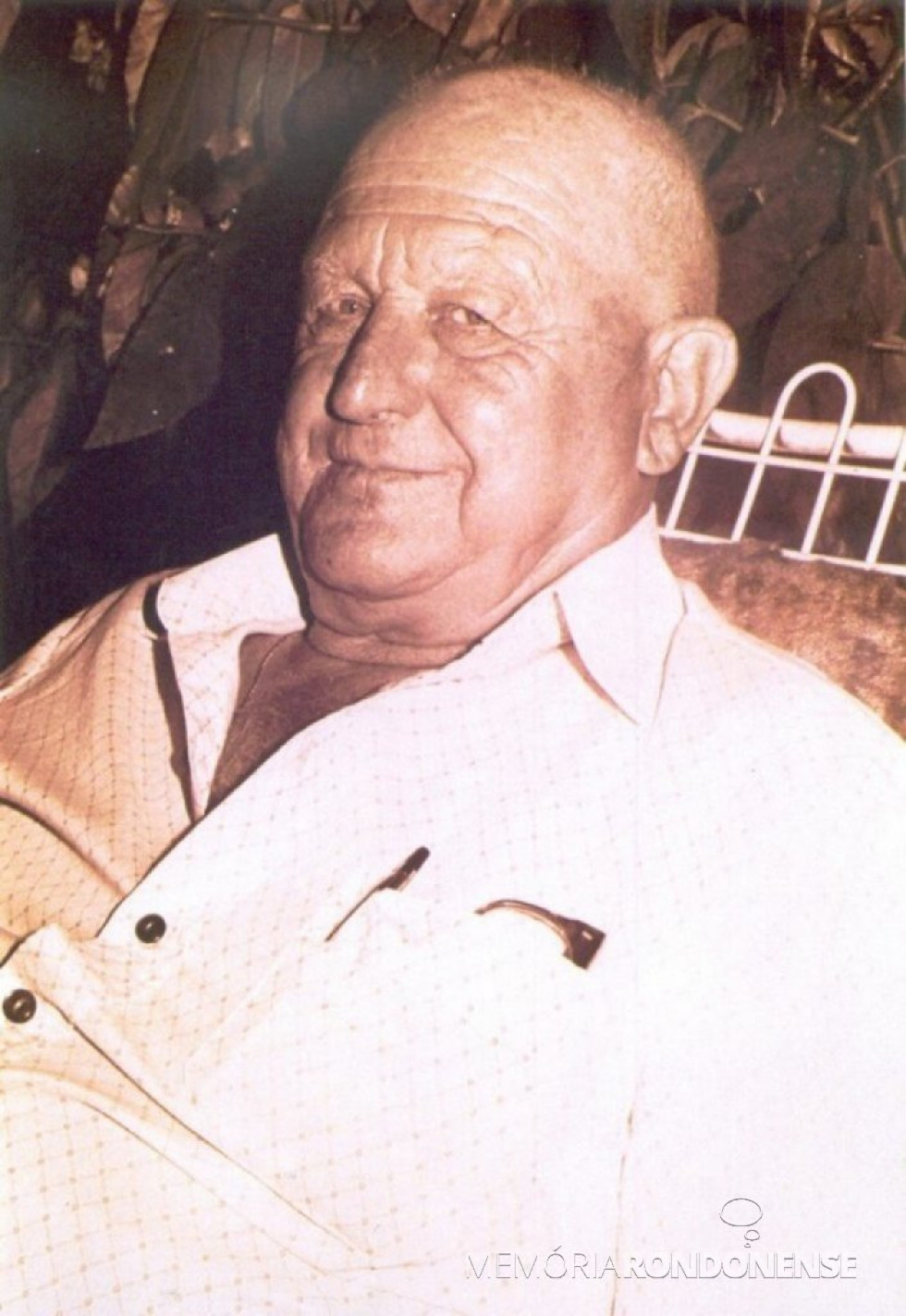 || Padre José Backes que liderou a organização dos festejos para arrecadar recursos para a construção da casa paroquial da comunidade católica de Entre Rios do Oeste, em agosto de 1977.
Imagem: Acervo Projeto Memória Rondonense - FOTO 7 -