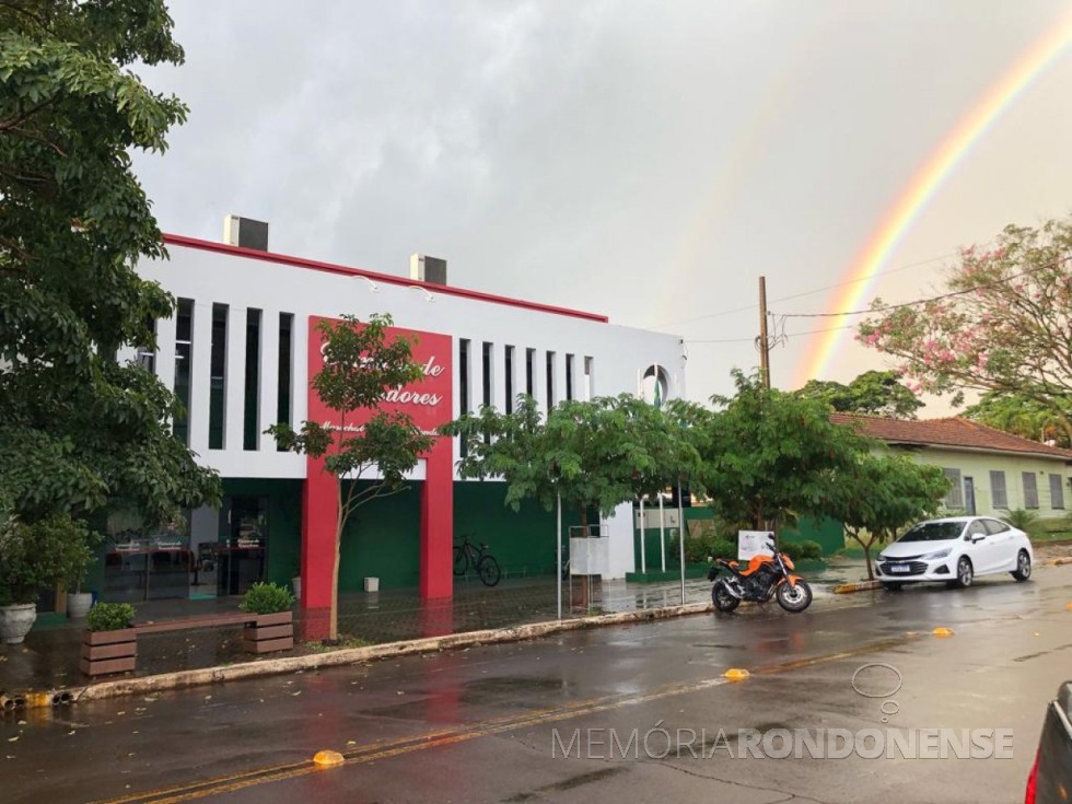 || Formação de arco-iris sobre a cidade de Marechal Cândido Rondon, após a pancada de chuvas, em 02 de maio de 2022.
O prédio em destaque é a Câmara Municipal.
Imagem: Acervo e crédito do rondonense André Arendt - FOTO 10 - 